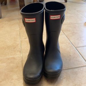 Women’s black Hunter rain boots.